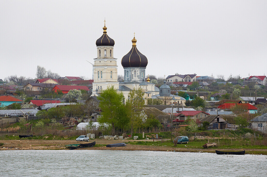 Blick auf die Kirchen von Ghindaresti (bei Harsova) , Rumänien , Donau , Europa