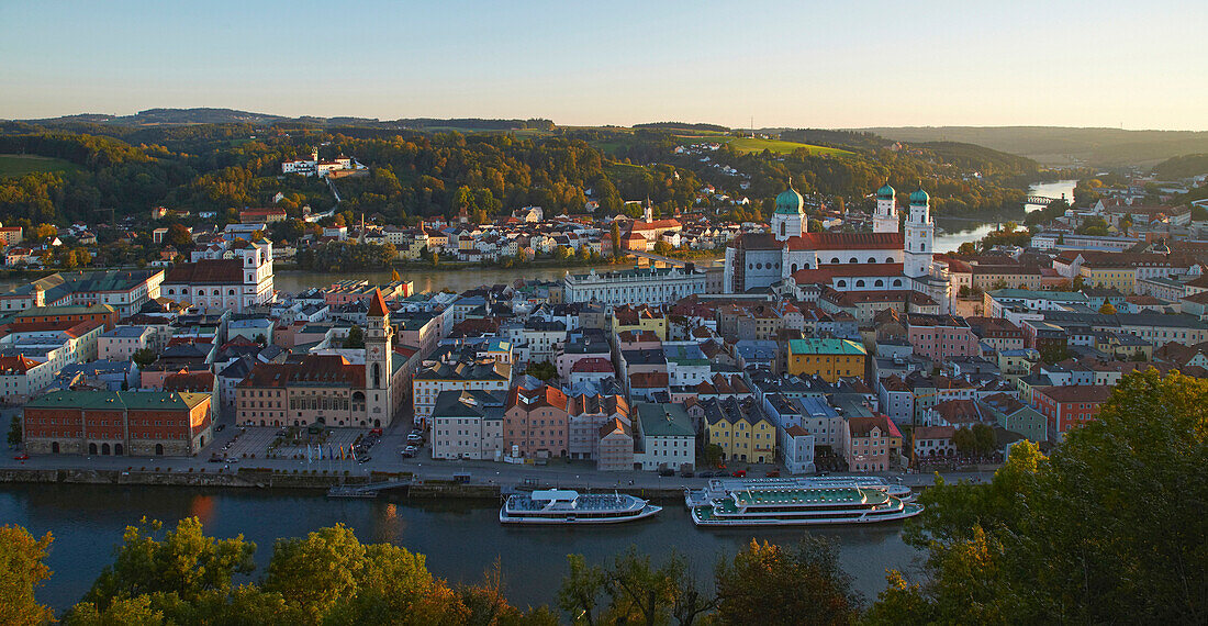 Blick auf die Altstadt und den Dom von Passau an der Donau , Bayern , Deutschland , Europa