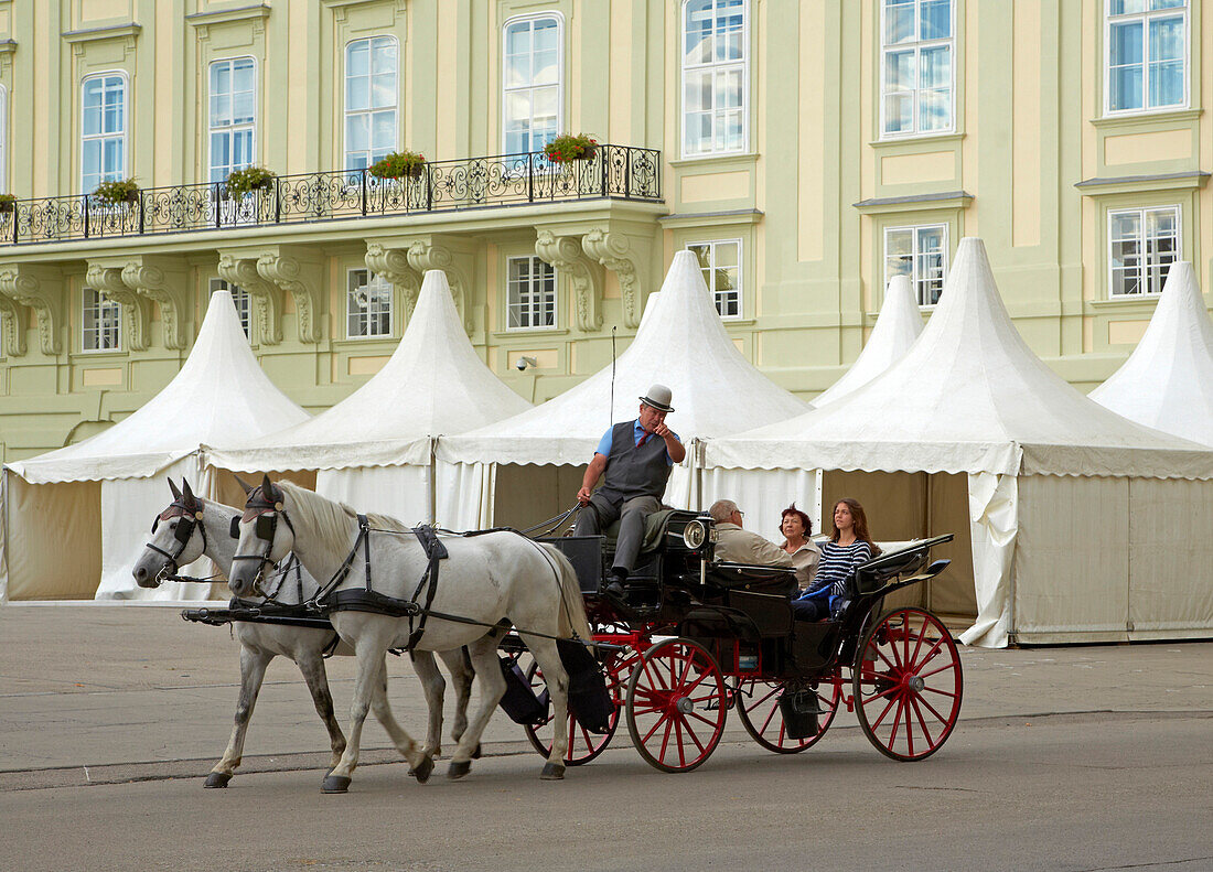 Fiaker an der Hofburg in Wien an der Donau , Bundesland Wien , Österreich , Europa