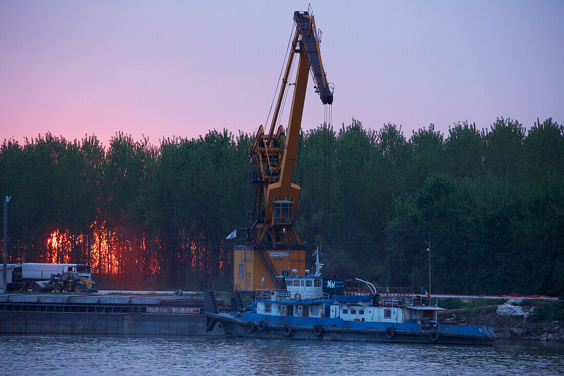 Sonnenuntergang an der Donau bei der Fährstation Chiciu bei Calarasi , Rumänien , Europa