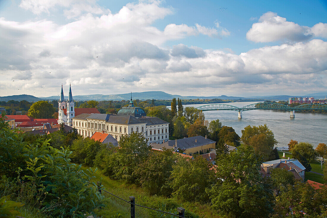 Esztergom , Blick vom Burgberg auf die Wasserstadt (Víziváros) mit dem Christlichen Museum und Ignatiuskirche und Maria-Valeria-Brücke , River Danube , Ungarn , Europa