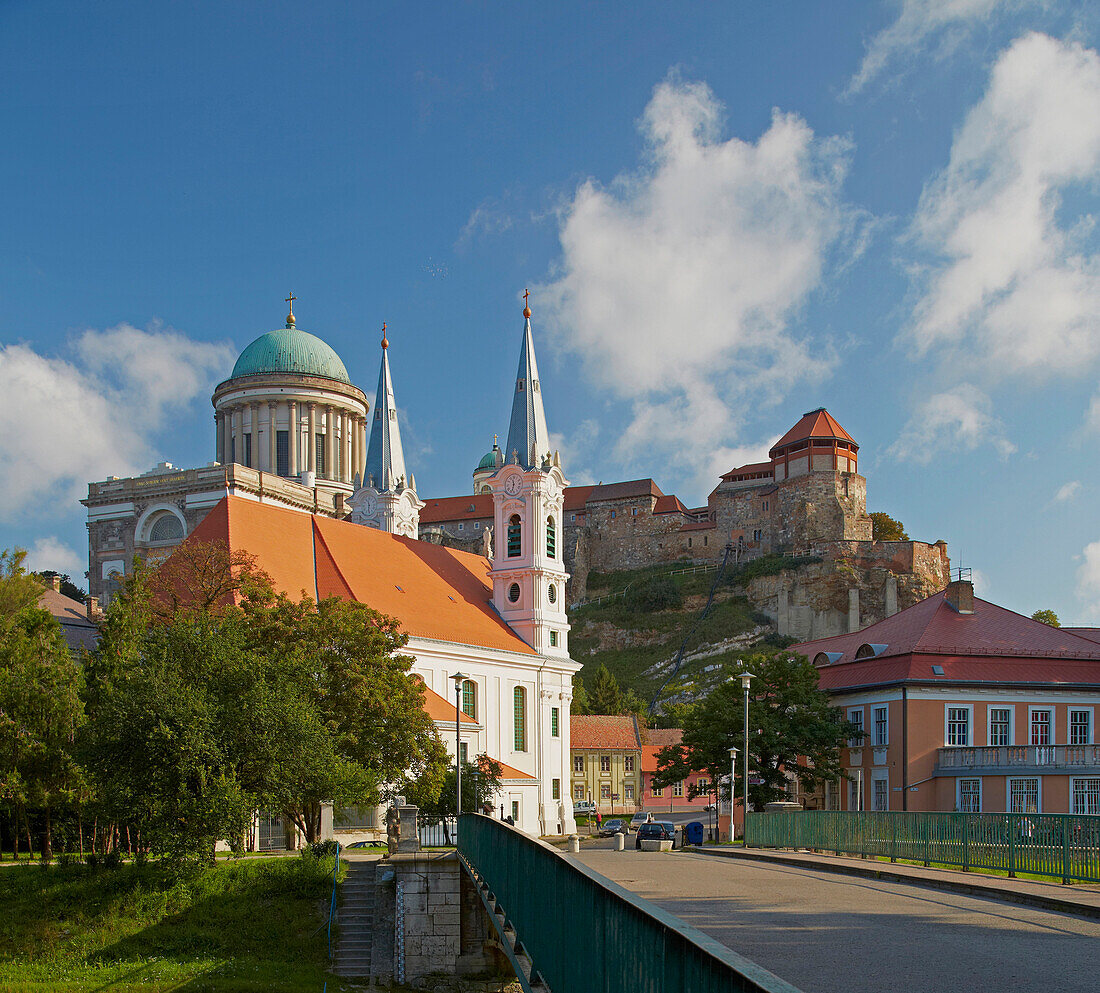 Wasserstadt (Víziváros) mit dem Christlichen Museum und Ignatiuskirche , Basilika Mariä Himmelfahrt und Burg , Esztergom , Ungarn , Europa