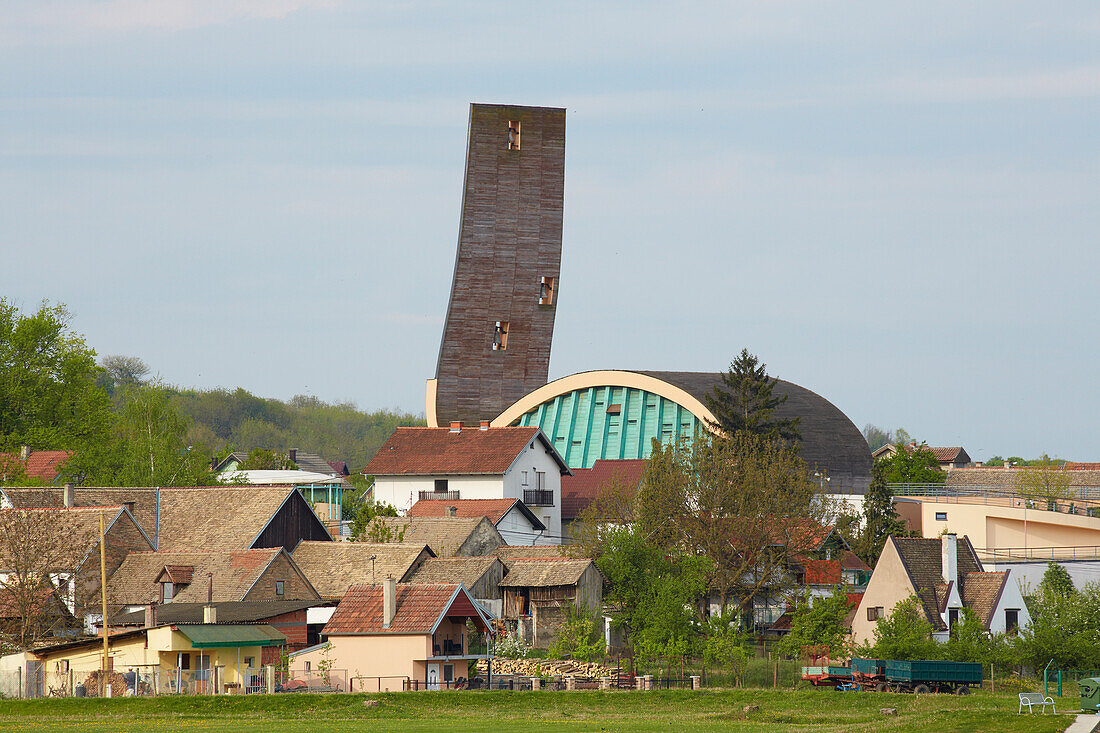 Blick auf Aljimas mit Kirche , Donau (km 1380) , Kroatien , Europa