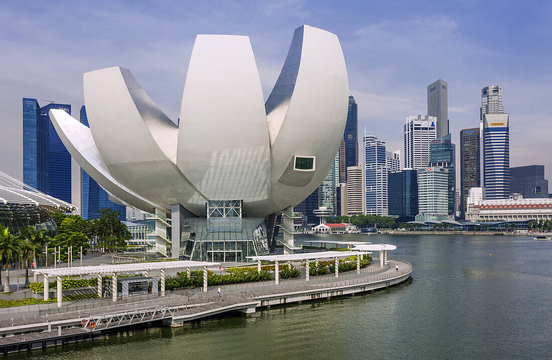 Singapore, view of Marina Bay and the Art Sience Museum.