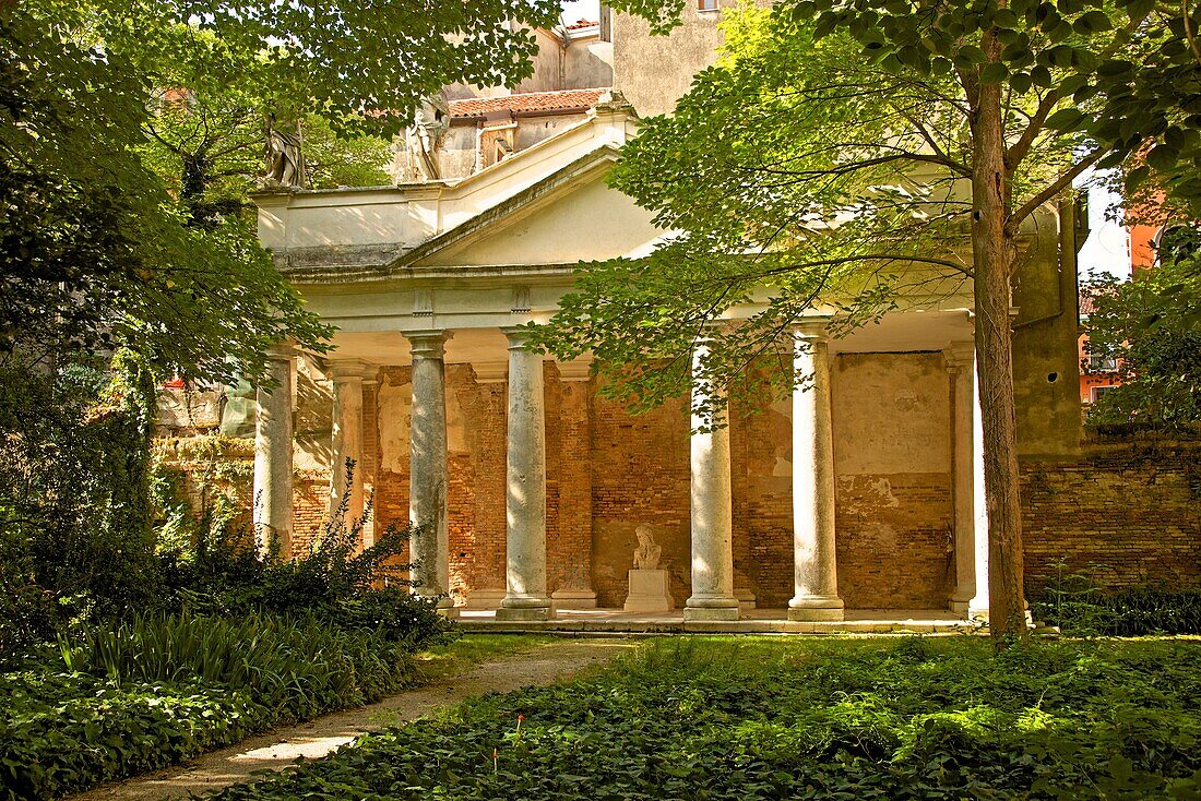 Monument with columns, Garden, Palazzo Soranzo Capello, Venice, Venetia, Italy.