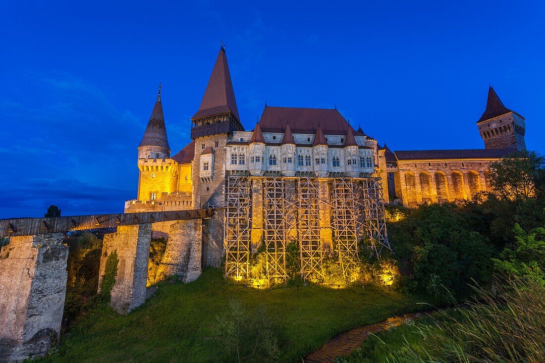 Romania, Transylvania, Hunedoara, Corvin Castle, dusk.