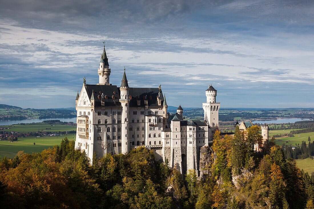 Germany, Bavaria, Hohenschwangau, Schloss Neuschwanstein castle, Marienbrucke bridge view, late afternoon.