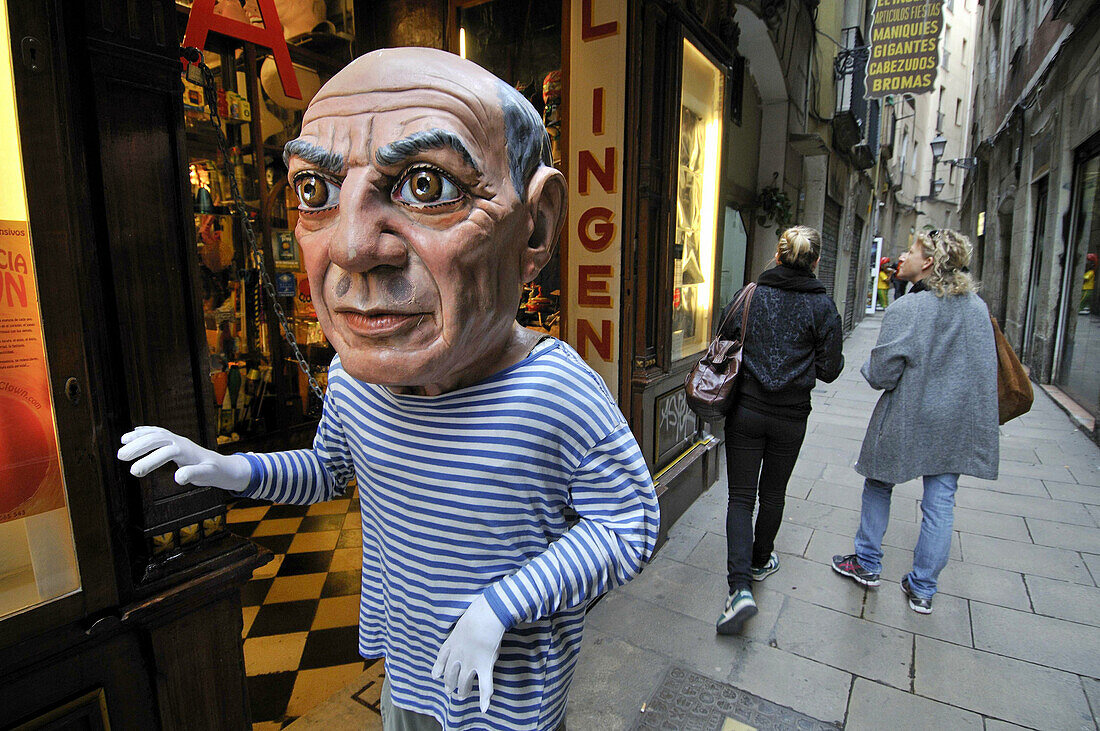 Shop with Picasso figure, Gothic area, Ciutat vella district, Barcelona, Catalonia, Spain