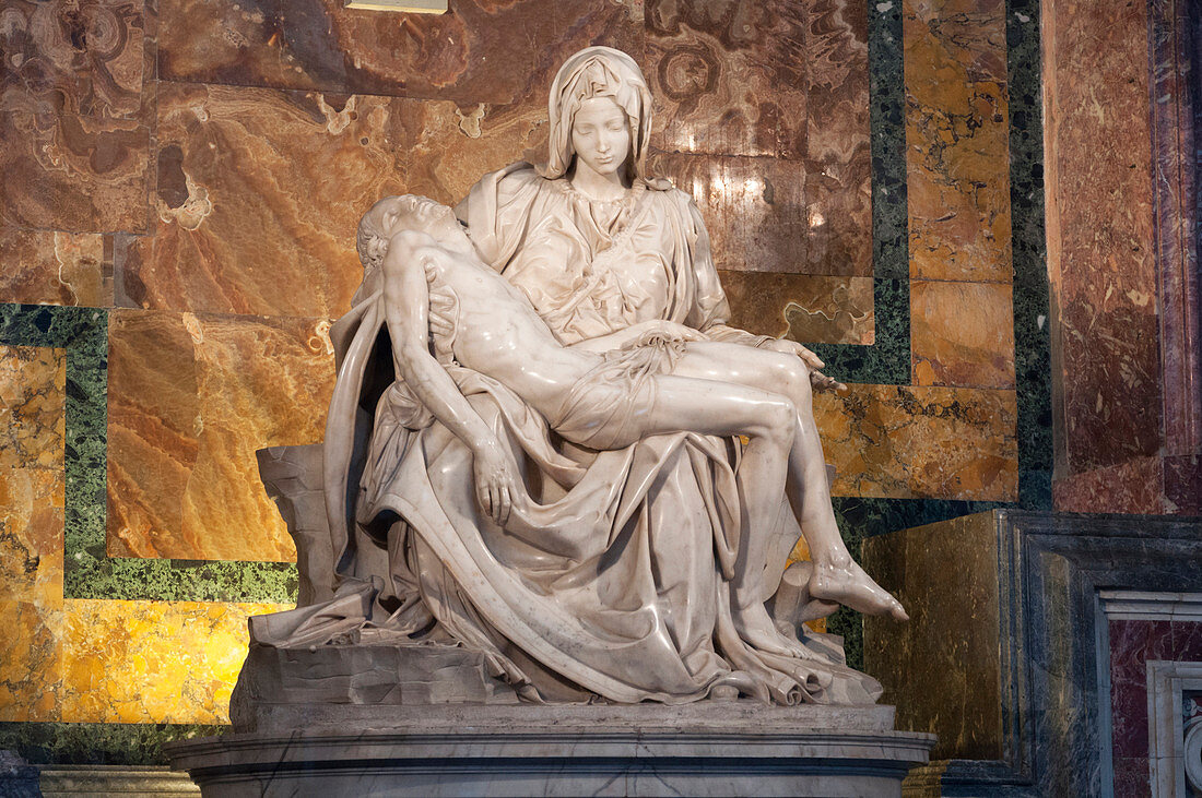 Michelangelo's Pieta, St. Peters Basilica, Vaticano.