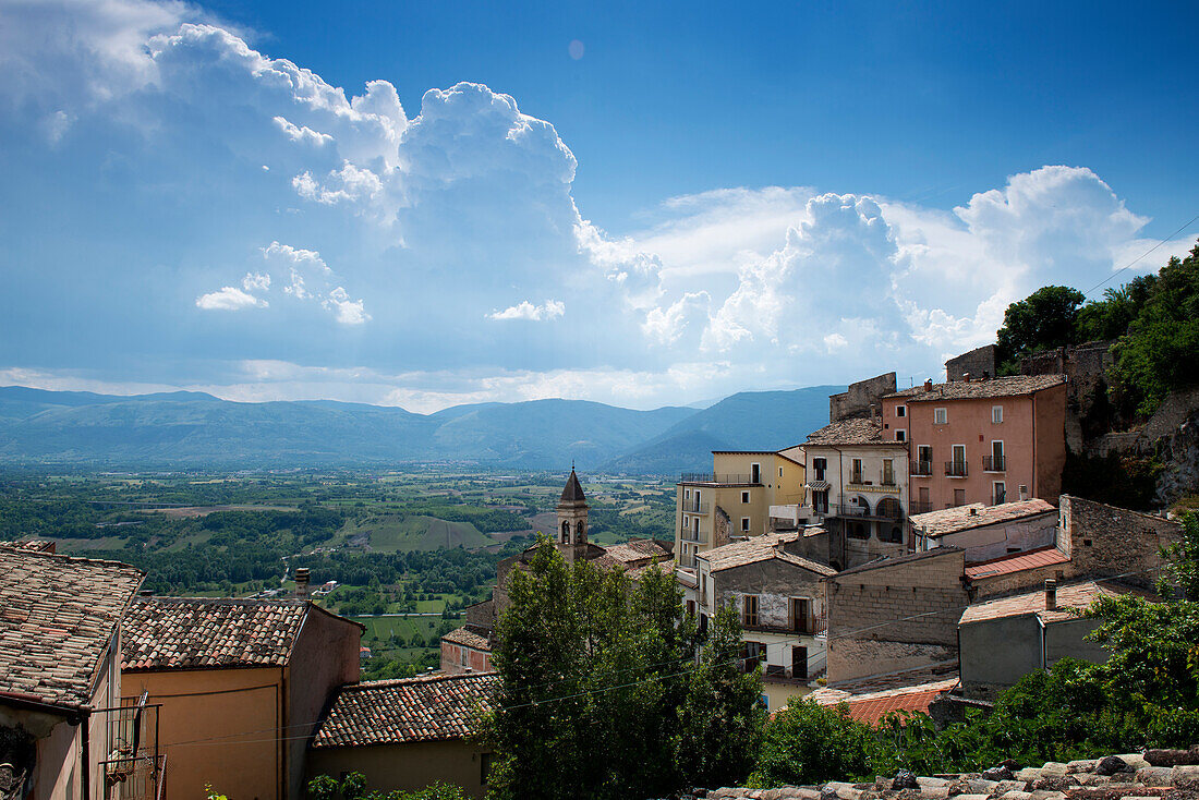 Blick von Roccacasale über das fruchtbare Peligno Tal