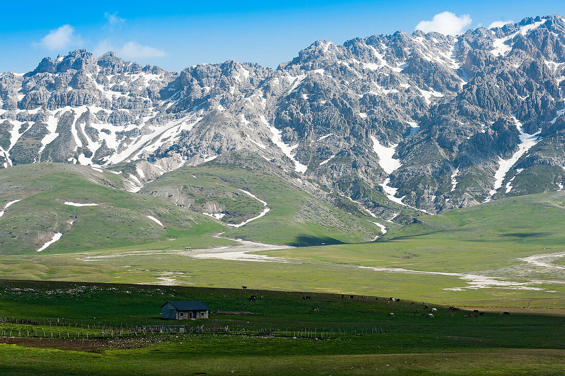 Die Hochebene der Campo Imperatore mit umliegenden Gipfeln