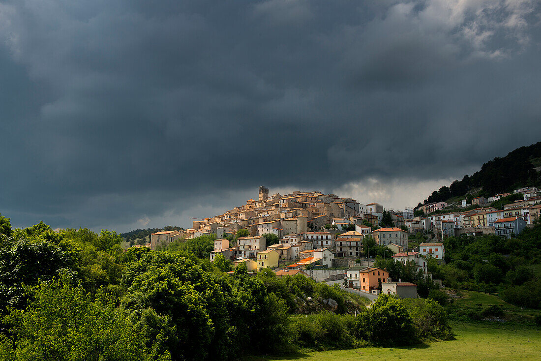 Blick zum Bergdorf Castel del Monte