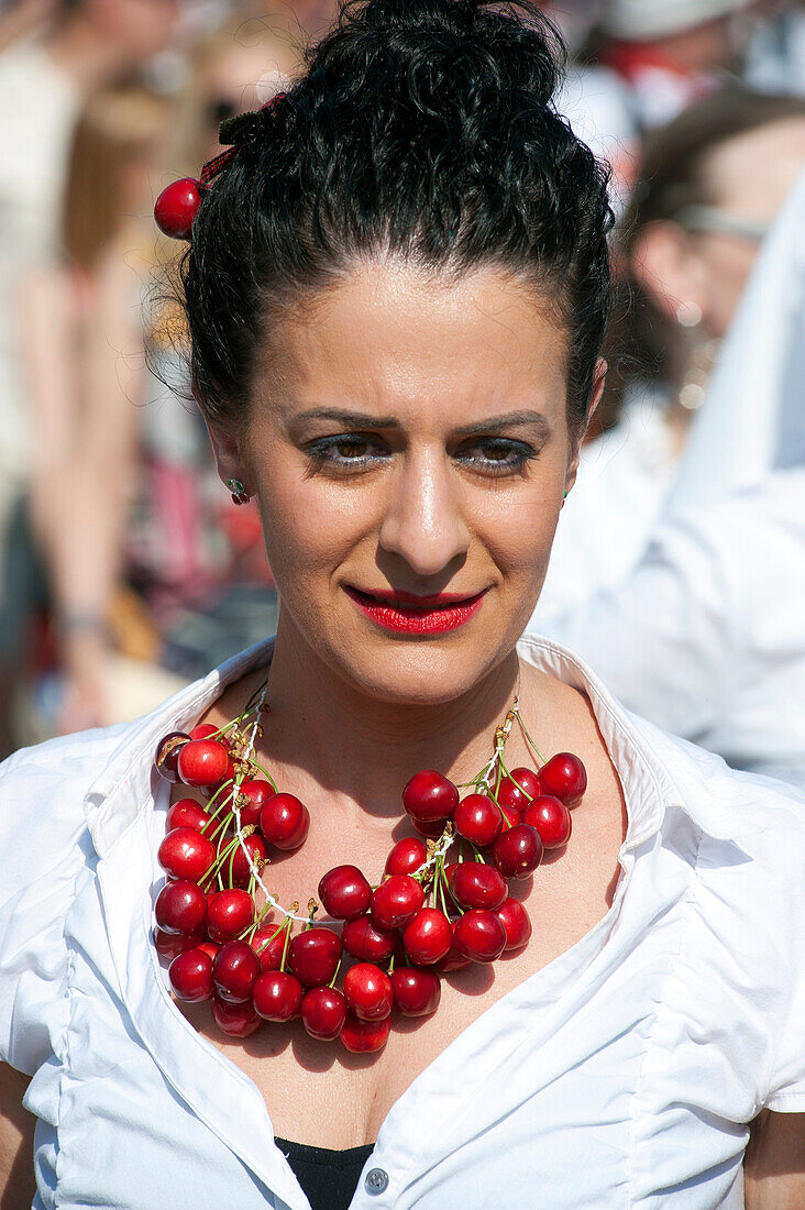 Mit Kirschen geschmückte Frau beim Kirschenfest in Raiano