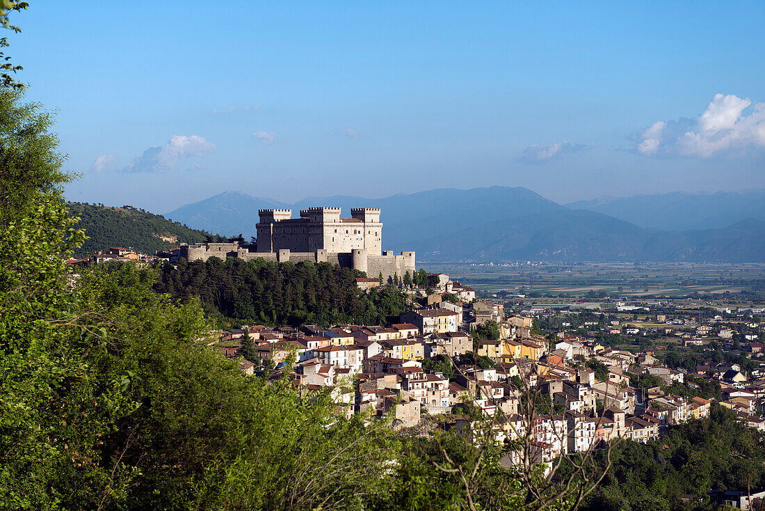 Blick auf Celano mit der dominierenden Burg