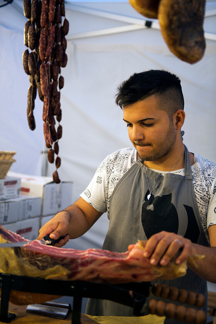Prosciutto und Würste gehören zum Angebot am Wochenmarkt in Sulmona