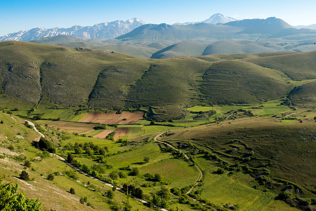 Der Blick von der Burg von Rocca Calascio im Gran Sasso Nationalpark zum Corno Grande