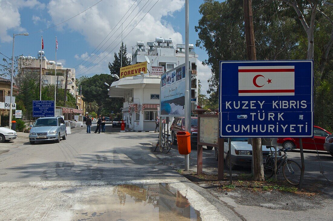 Nikosia, Lefkosia, Grenze zwischen griechischen und türkischem Teil, Blick zur türkischen Seite am Checkpoint Leda Palace, Zypern