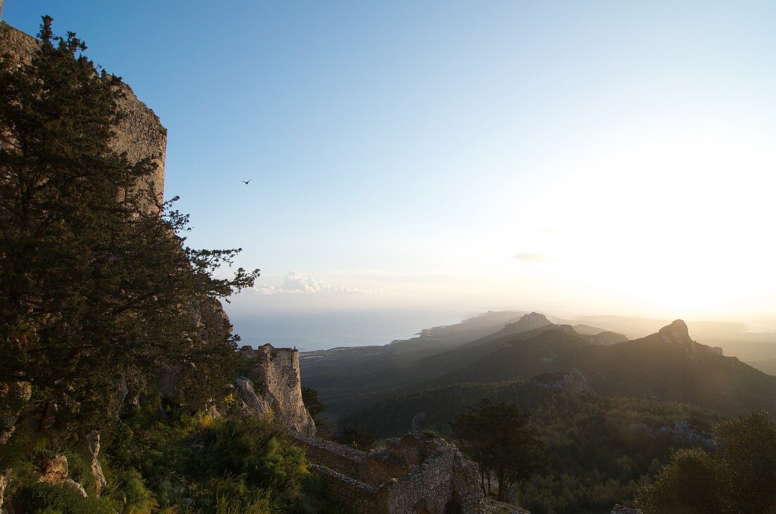 Kantara Burgruine auf einem Bergrücken mit Blick über die Karpaz Halbinsel, Nord-Zypern