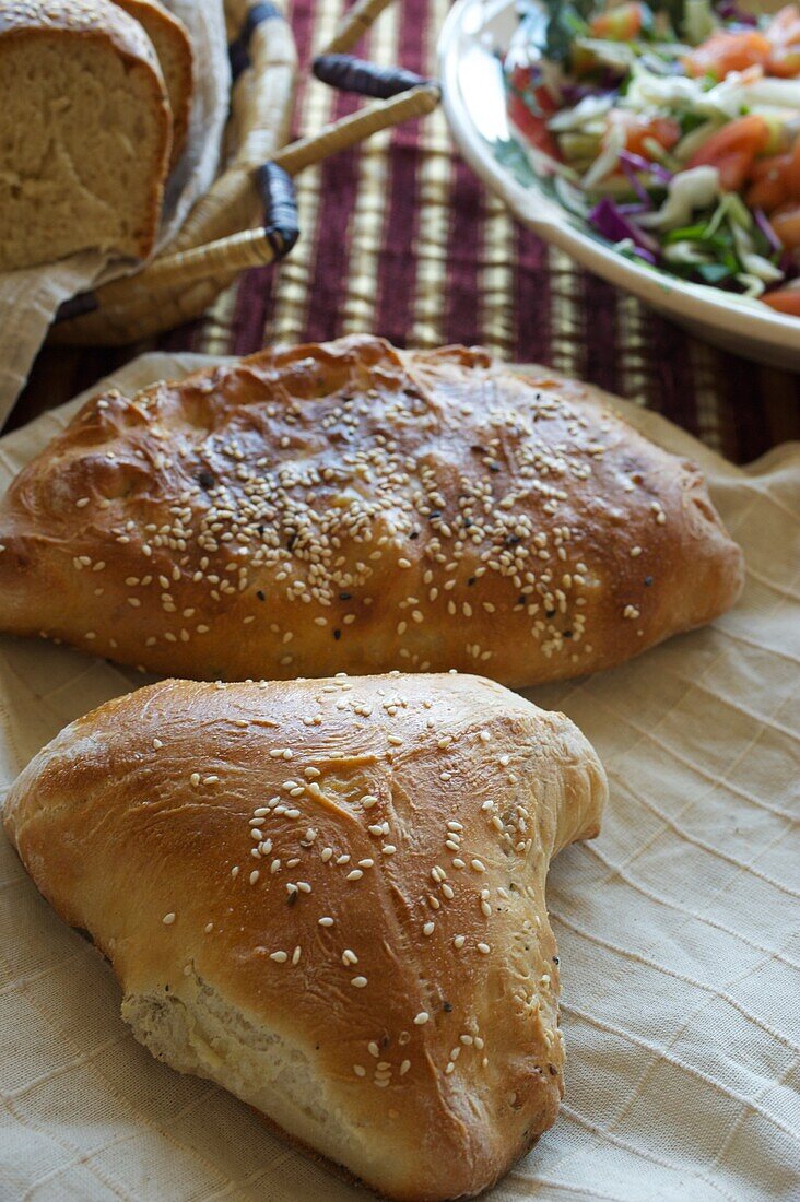 frisches Fladenbrot und Salat auf Ercan Hoca´s Organic Farm, Yesil?rmak, (Güzelyurt), Nord-Zypern