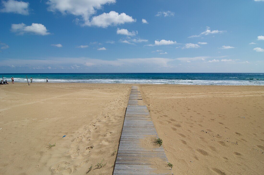 Golden Sand Beach, hölzerner Steg durch den Sand zum Meer,  Karpaz Halbinsel, Nord-Zypern