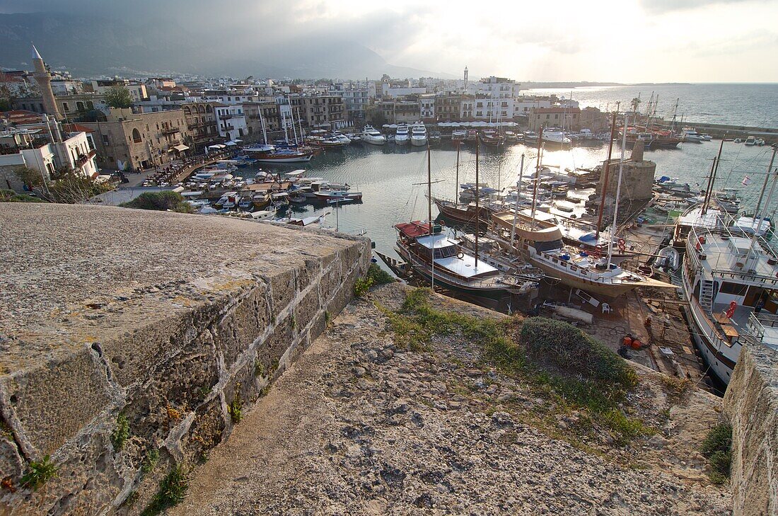 Blick von der Festung auf den Hafen von Girne,  Kyrénia, Nord-Zypern