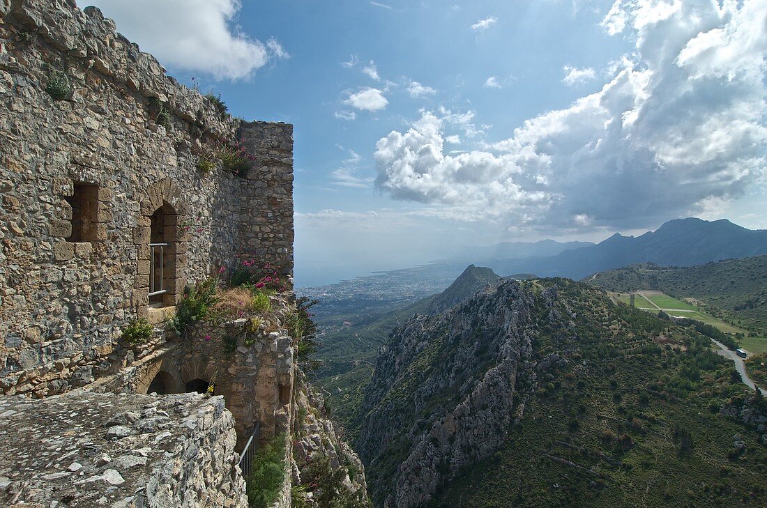 Festung St. Hilarion mit Blick nach Girne im Pentadaktylos Gebirge im Nebel bei Girne,  Kyrénia, Nord-Zypern