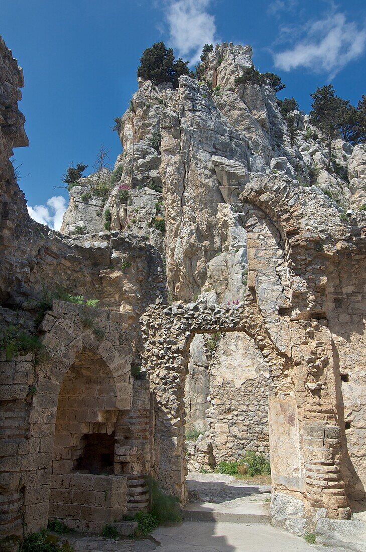 Ruinen der Festung St. Hilarion mit Blick nach Girne im Pentadaktylos Gebirge im Nebel bei Girne,  Kyrénia, Nord-Zypern
