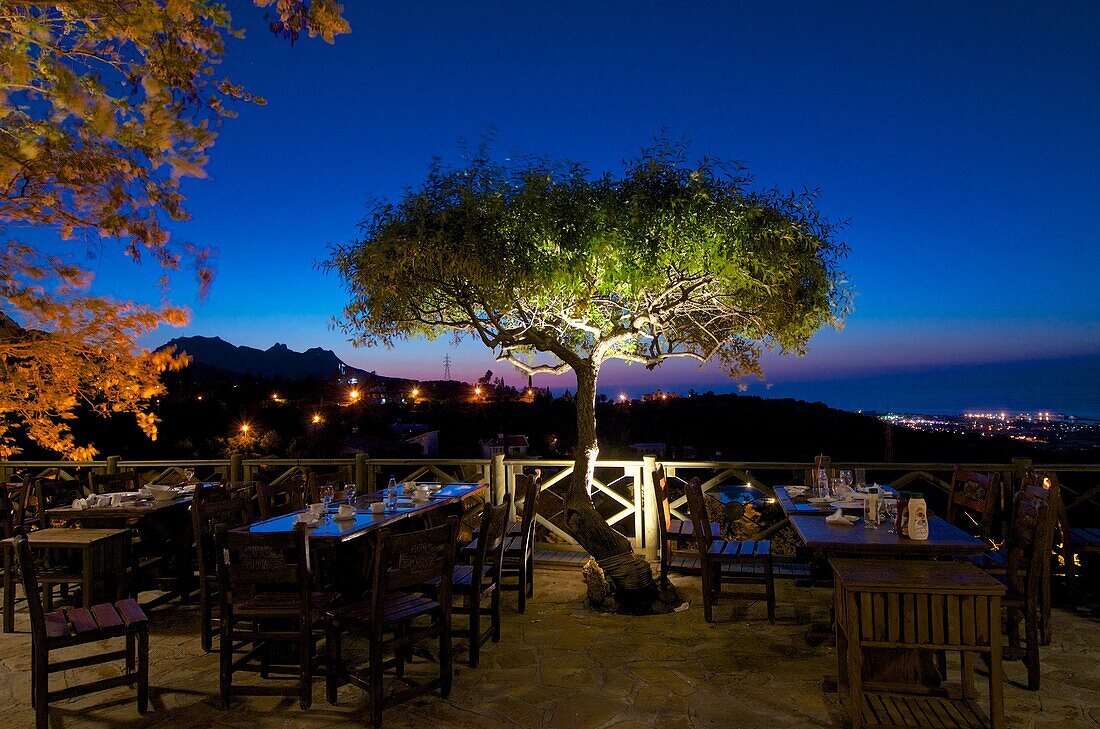 Restaurant am Bellapais Kloster mit Blick zur Küste nach Sonnenuntergang, Bellapais bei Girne, Nord-Zypern