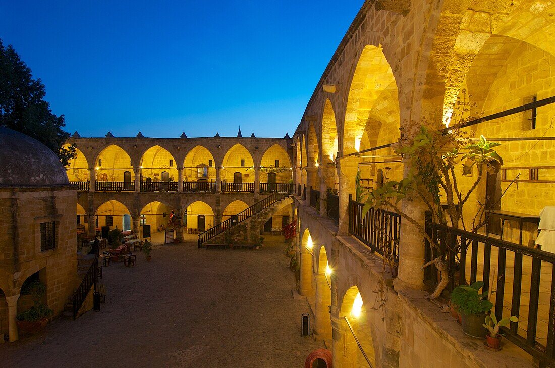 Büyük Khan, ehemalige Karawanserei beleuchtet nach Sonnenuntergang, Lefkosa, türkischer Teil von Nikosia, Nord-Zypern