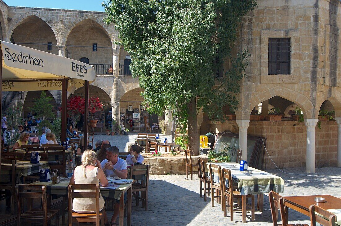Büyük Khan, ehemalige Karawanserei Restaurantt im Hof, Lefkosa, türkischer Teil von Nikosia, Nord-Zypern