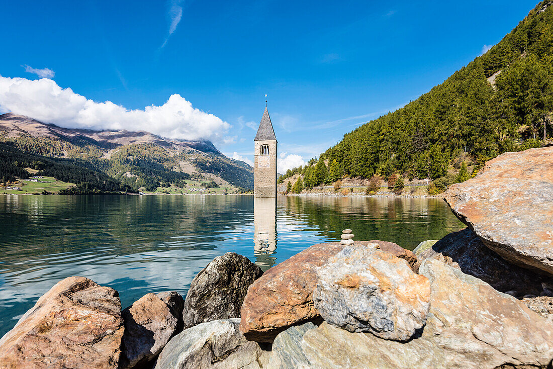 Der berühmte alte Kirchturm von Graun im Reschensee, Graun, Vinschgau, Südtriol, Alto Adige, Italien