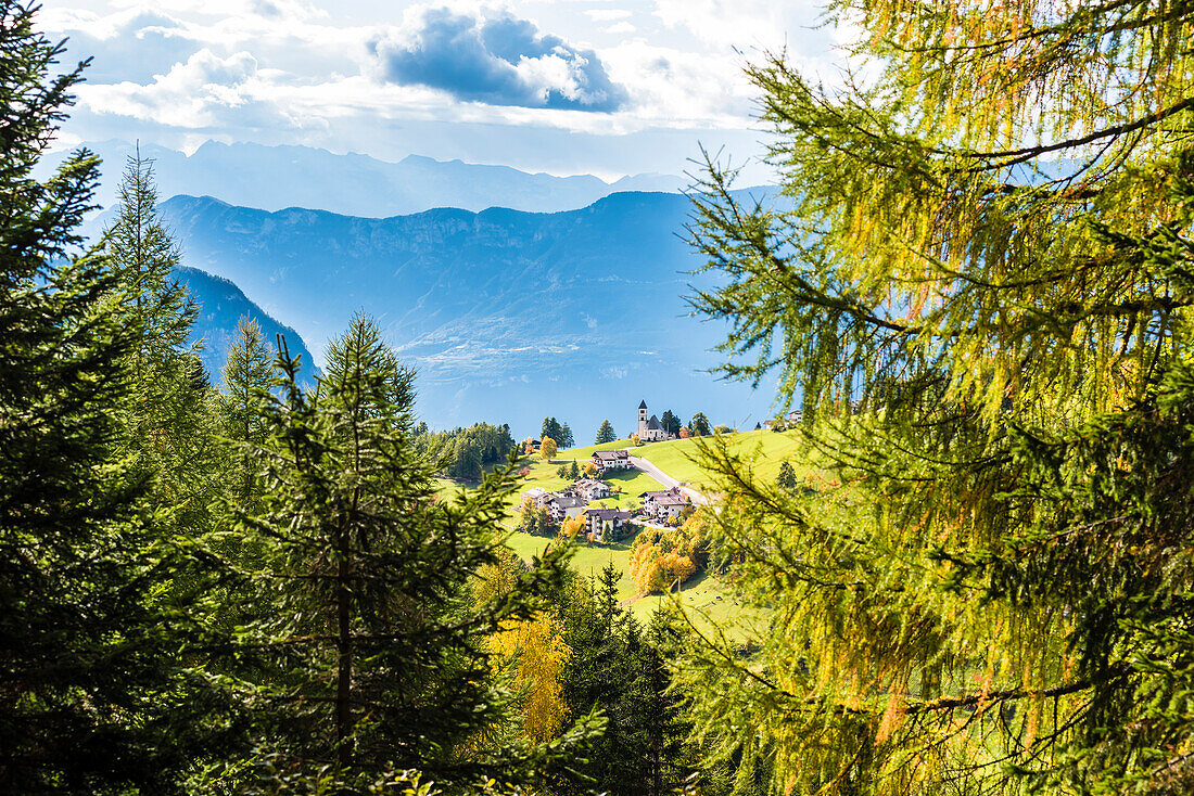 Der in der Nähe der Bletterbachschlucht gelegene Ort Radein (1550m ü.d.M.) mit der St. Wolfgang Kirche und dem Bergpanorama im Herbst, Radein, Südtirol, Alto Adige , Italien