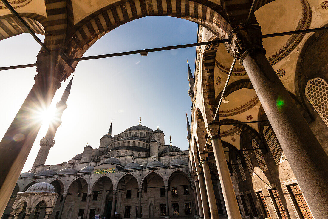 Die Blaue Moschee, Sultan-Ahmed-Moschee, Bogengang und Innenhof im Gegenlicht der Morgensonne, Istanbul, Türkei