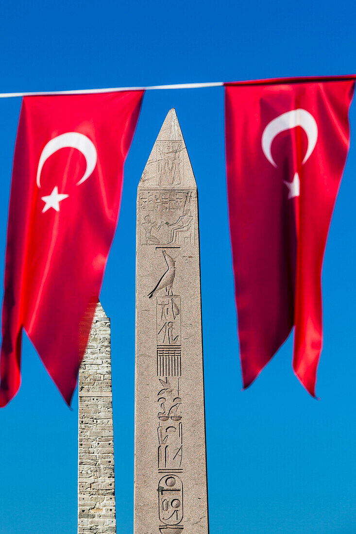Der Obelisk am Hippodrom zwischen Türkischen Nationalflaggen, Istanbul, Turkey