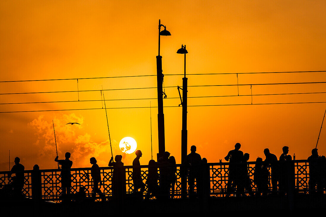 Silhouette, Angler und Fußgänger auf der Galata Brücke zum Sonnenuntergang, Istanbul, Türkei