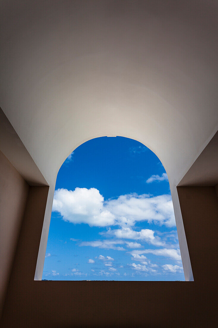 Blick aus einer Unterführung auf den blauen Himmel mit weißen Wolken, Hamilton, Insel Bermuda, Großbritannien