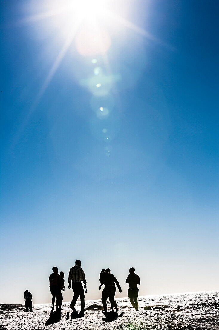 Silhouette von Einheimischen am Strand von Camps Bay Beach, Südatlantik, Kapstadt, Südafrika
