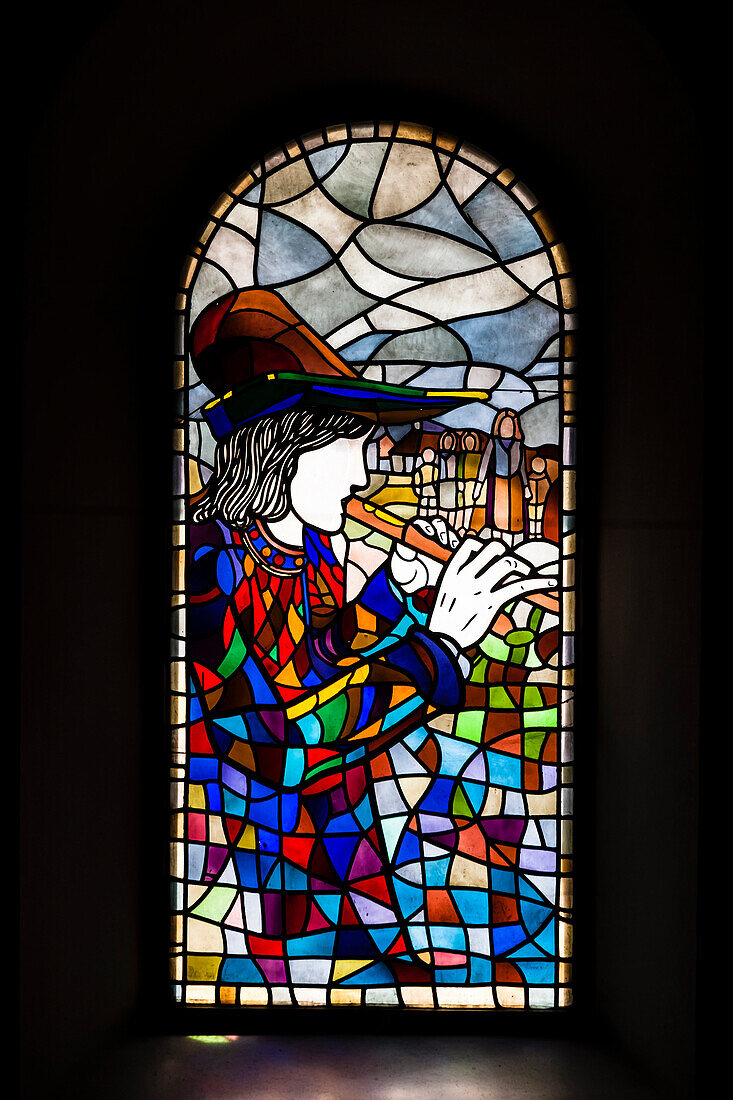 Old Town, market church, Marktkirche, rat-catcher, pied piper of Hamelin, glass window by Klaus Zimmer (design1984), Hamelin, Weserbergland, Lower Saxony, Germany