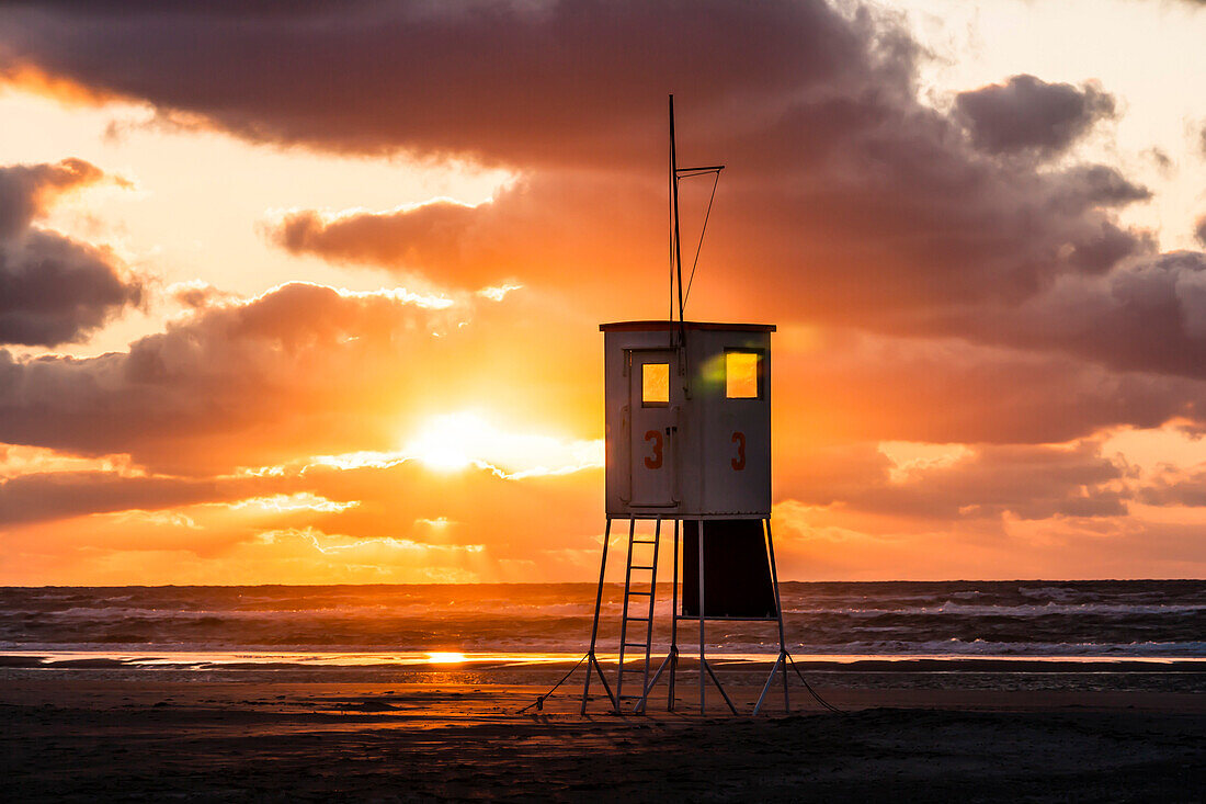 Ein Wachturm am Strand von Norderney im Sonnenuntergang, Schleswig Holstein, Deutschland