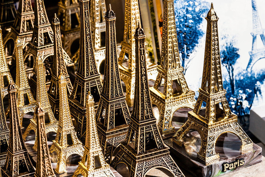 Eiffeltürme in einem Souvenirladen, Paris, Frankreich