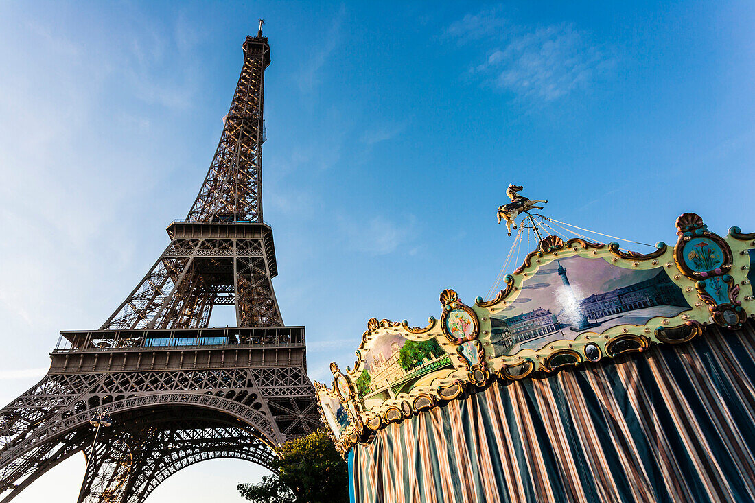 Ein Karussell mit Blick auf den Eiffelturm, Paris, Frankreich