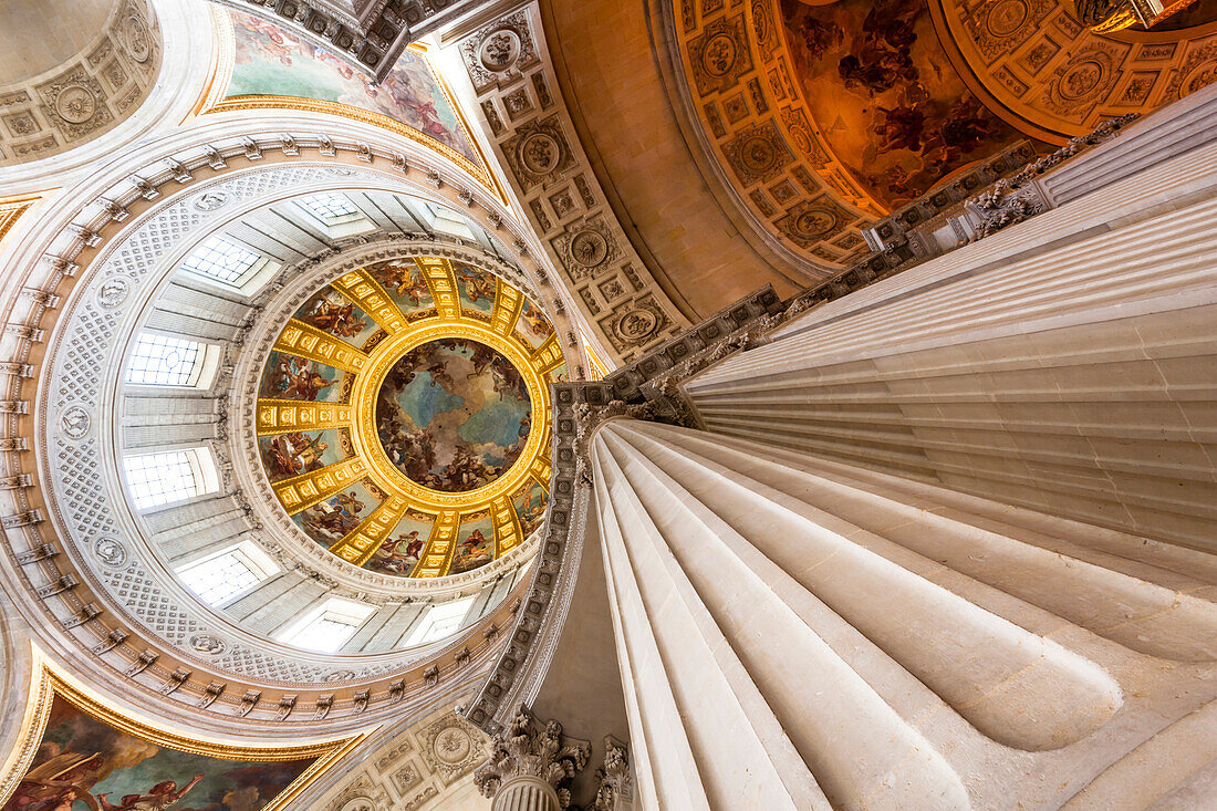 The interior view, gold plated dome, invalid cathedral, Dome des Invalides oder Eglise du Dome, monument of Napoleon, Paris, France