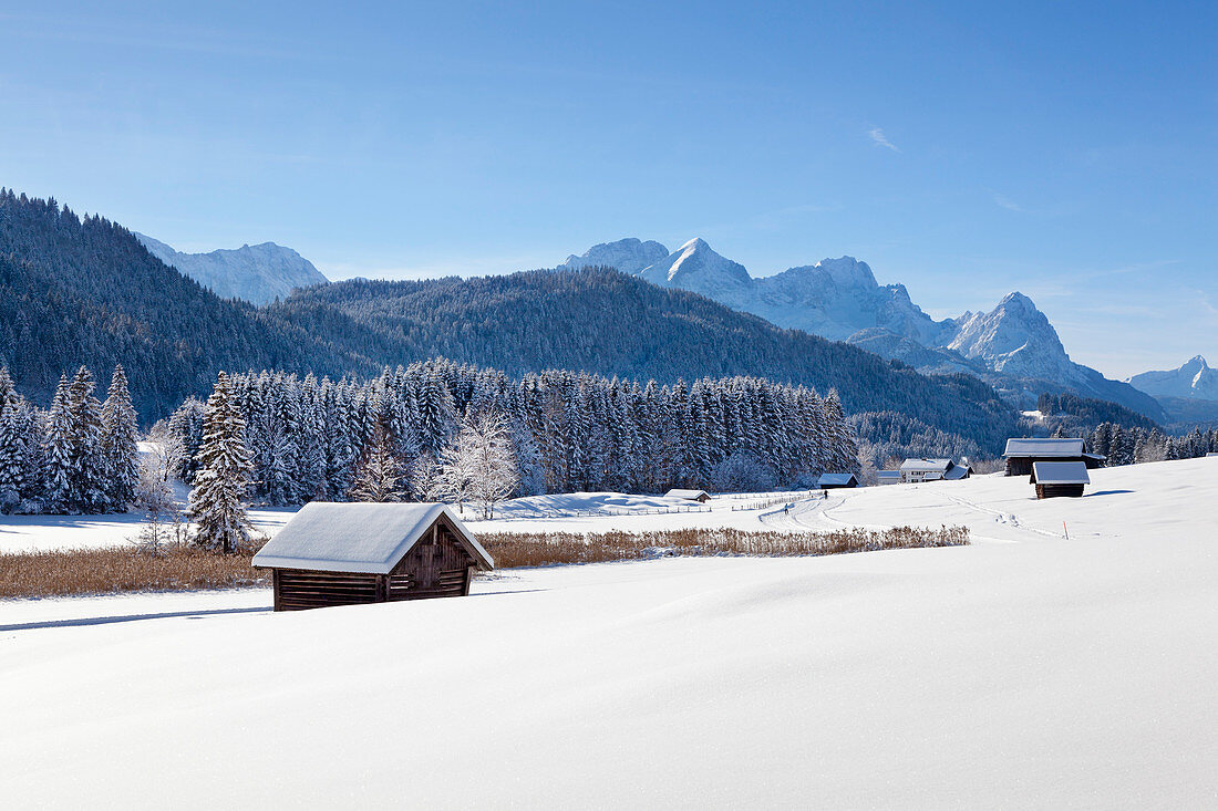 Winter landscape with haystack at Geroldsee, view to Zugspitz range with Alpspitze, Zugspitze and Waxenstein, Bavaria, Germany