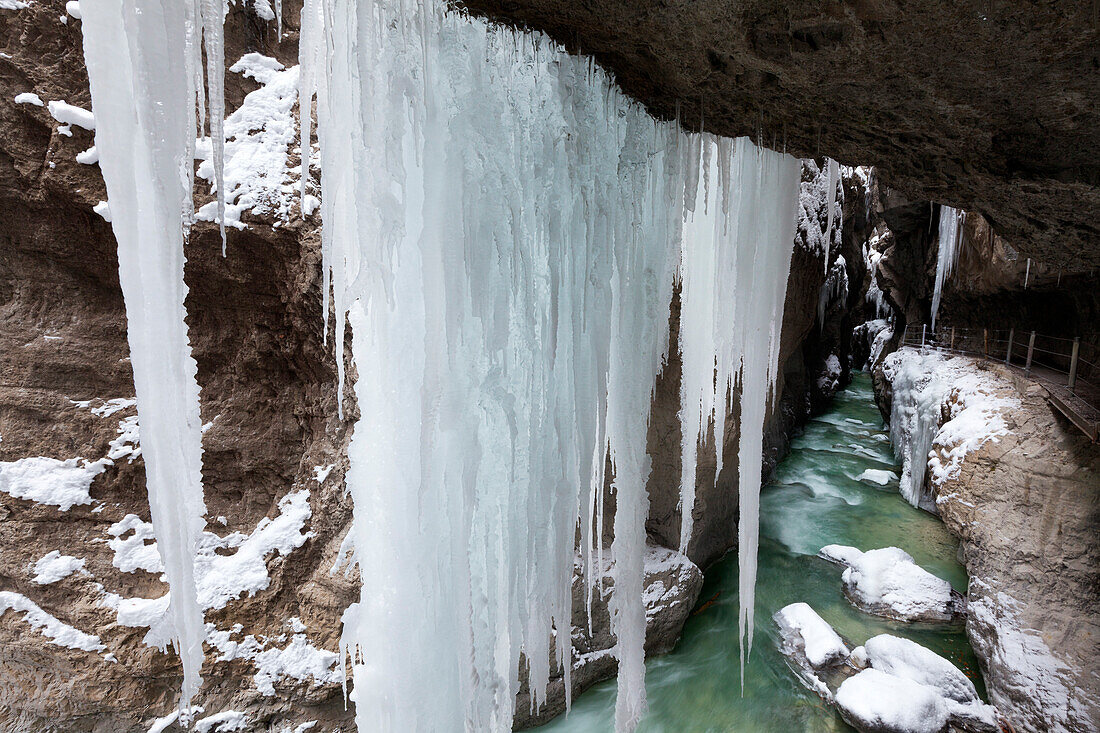 Eiszapfen in der Partnachklamm, bei Garmisch-Partenkirchen, Bayern, Deutschland