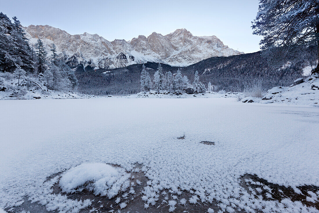 Blick über den zugefrorenen Eibsee auf das Zugspitzmassiv, bei Grainau, Bayern, Deutschland