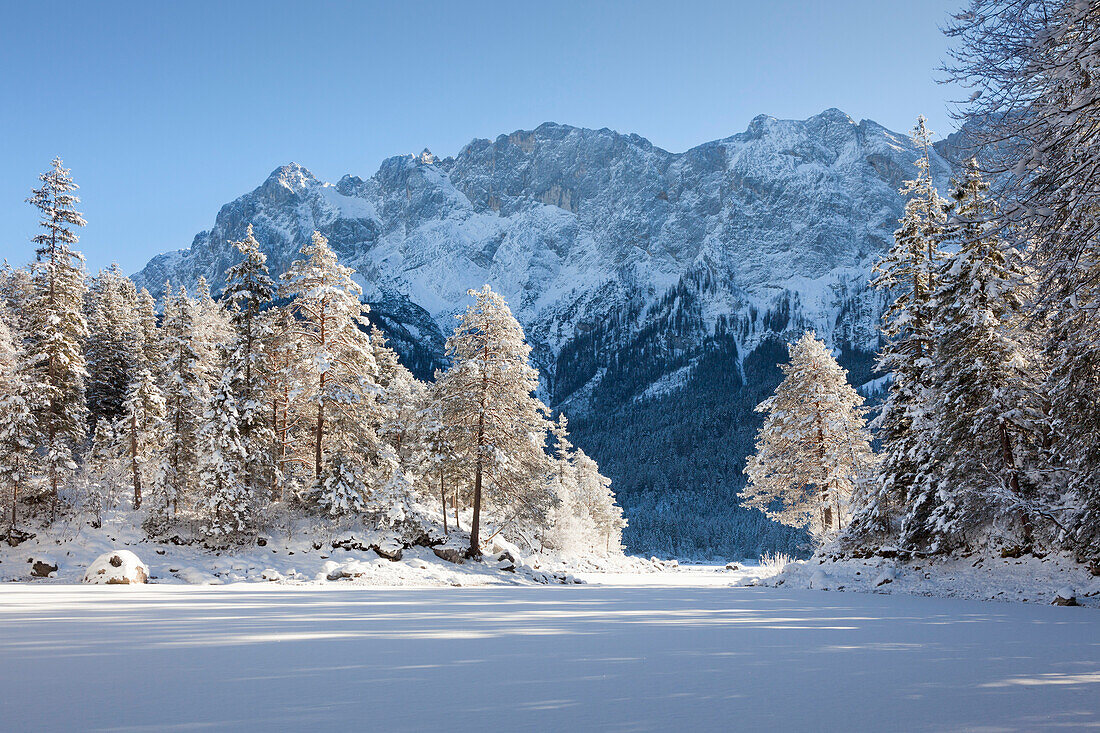 Blick über den zugefrorenen Eibsee auf das Zugspitzmassiv, bei Grainau, Bayern, Deutschland