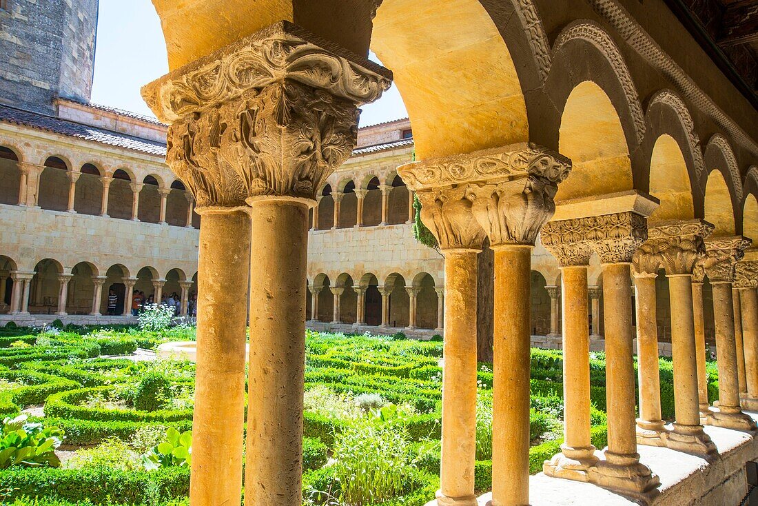 Romanischer Kreuzgang. Kloster Santo Domingo de Silos, Provinz Burgos, Kastilien-León, Spanien.