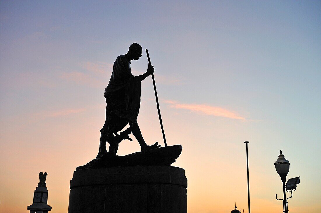 Mahatma-Gandhi-Statue an der Promenade am Marina Beach, Chennai Madras, Coromandel-Küste, Bundesstaat Tamil Nadu, Südindien, Asien.