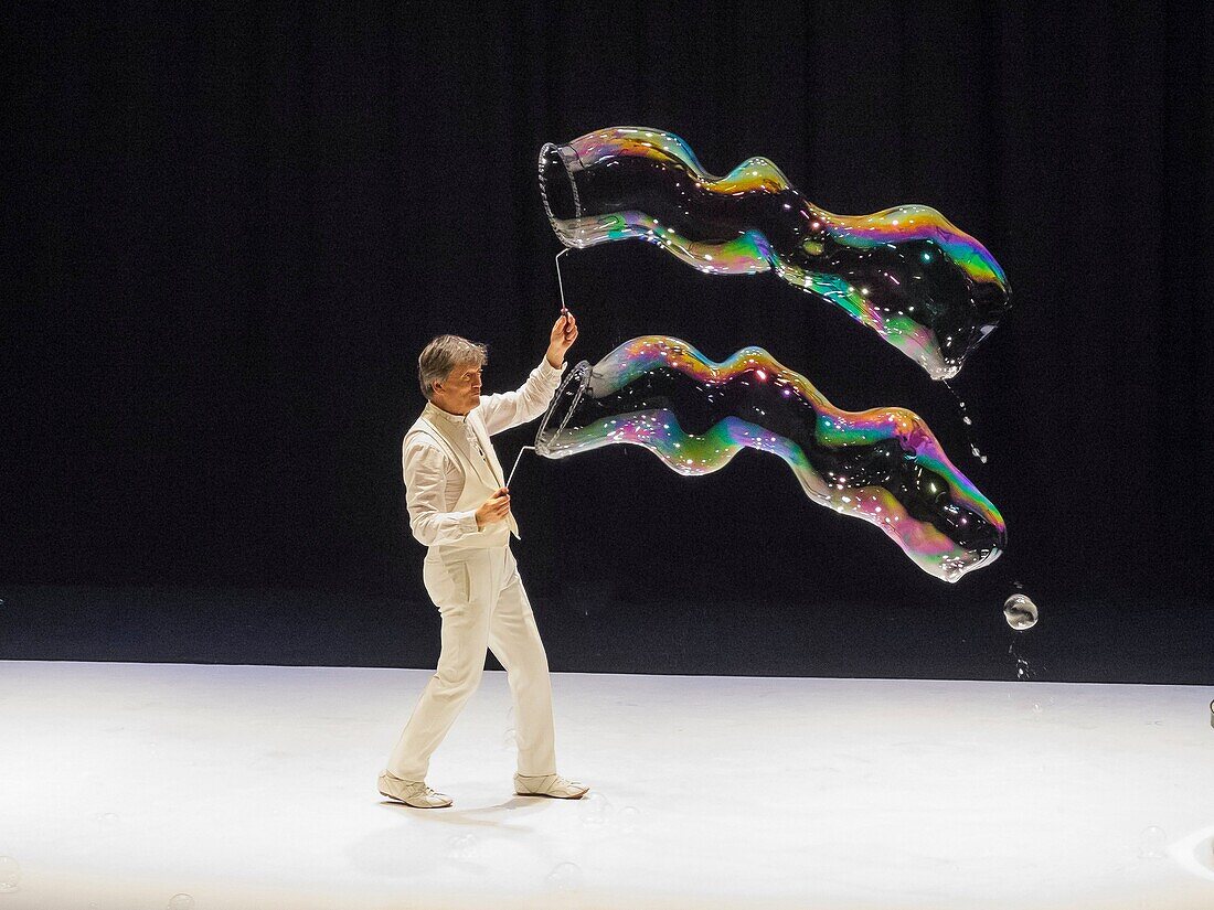 Notorious bubble artist Pep Bou featuring a presentation, Spain.