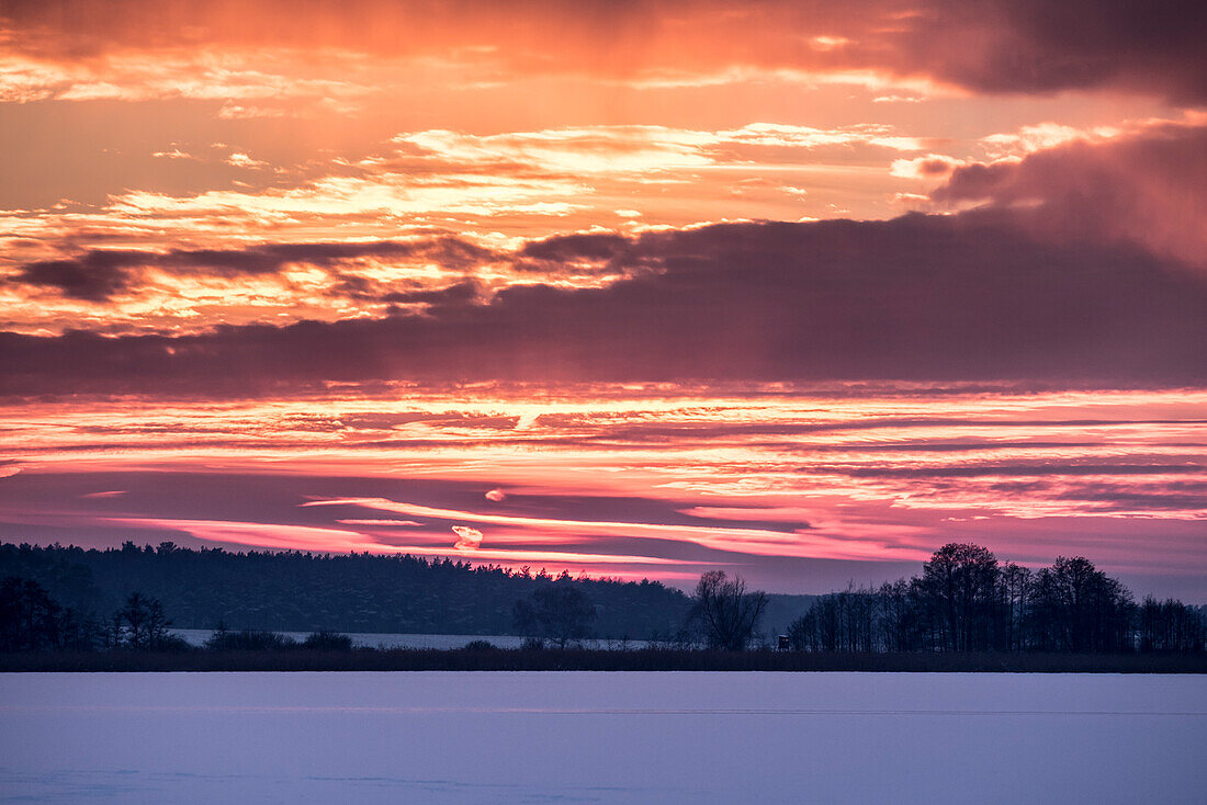 Roter Abendhimmel über dem Rangsdorfer See im Winter - Deutschland, Brandenburg, Rangsdorf